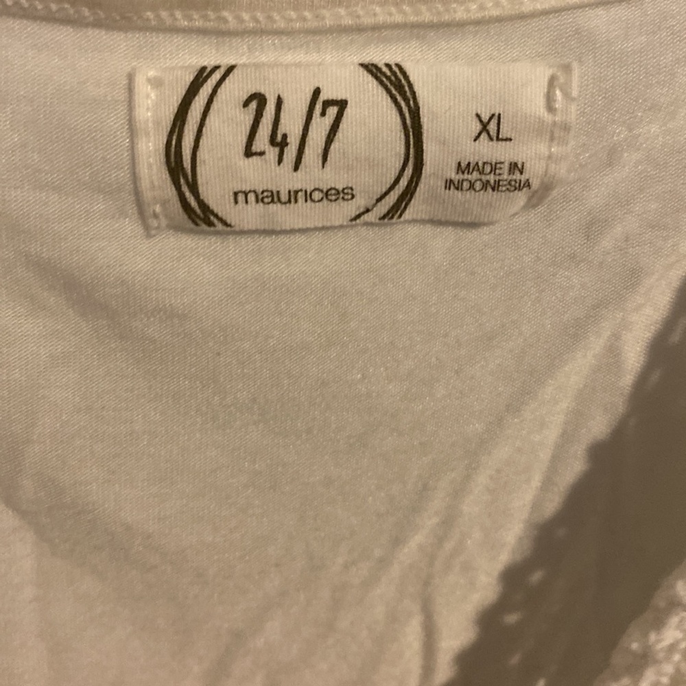NWOT Lace v neck tank top - Picture 2 of 2